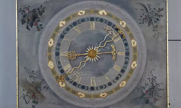 Die Uhr im Rittersaal von Schloss Weikersheim
