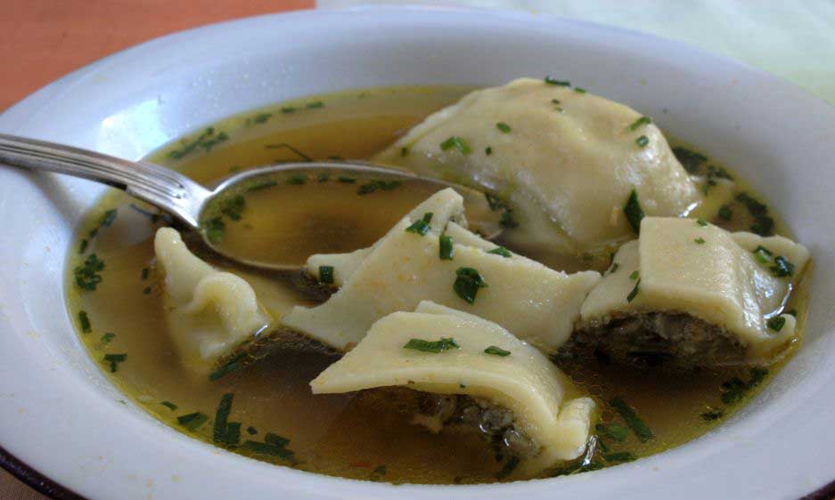 Maultaschen in der Brühe; Foto: Wikipedia, gemeinfrei Maultaschen in der Brühe; Foto: Wikipedia, gemeinfrei