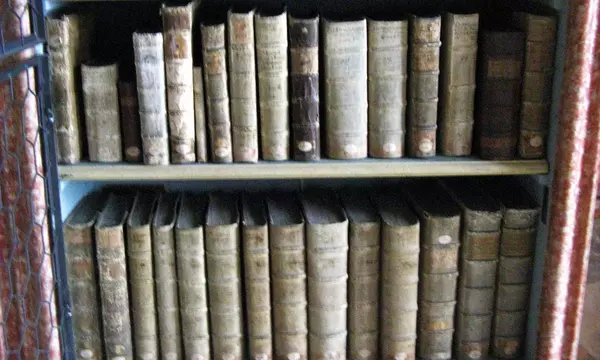 Bücher in einem Bücherregal der Klosterbibliothek in Wiblingen