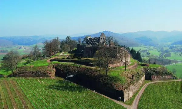 Luftansicht der Hochburg bei Emmendingen