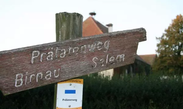 Beschilderung des Prälatenweges am Kloster und Schloss Salem